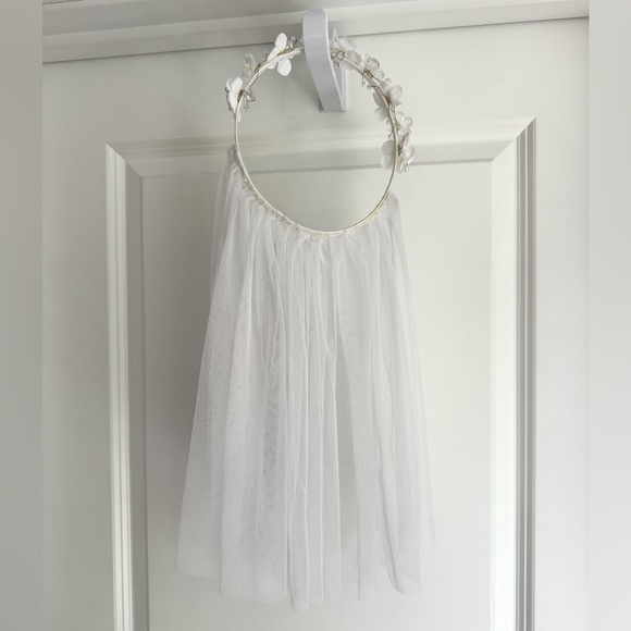 Claire’s White Communion Veil Flower Girl Headband with Pearls & Crystal Flowers - Picture 3 of 8